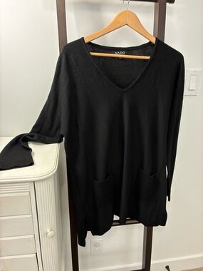 Black V-Neck Long Sleeve Knit Top with Front Pockets. Cashmere wool blend. VGUC